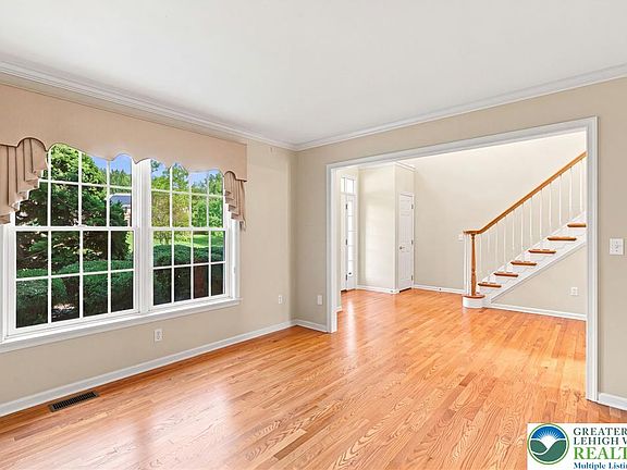 5th image of 1572 Surrey Rd