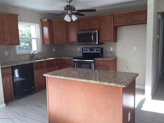4th image of 1912 Travelers Palm Dr