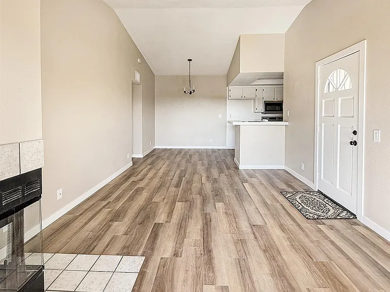 2425 Cranston Dr — Photo 2
