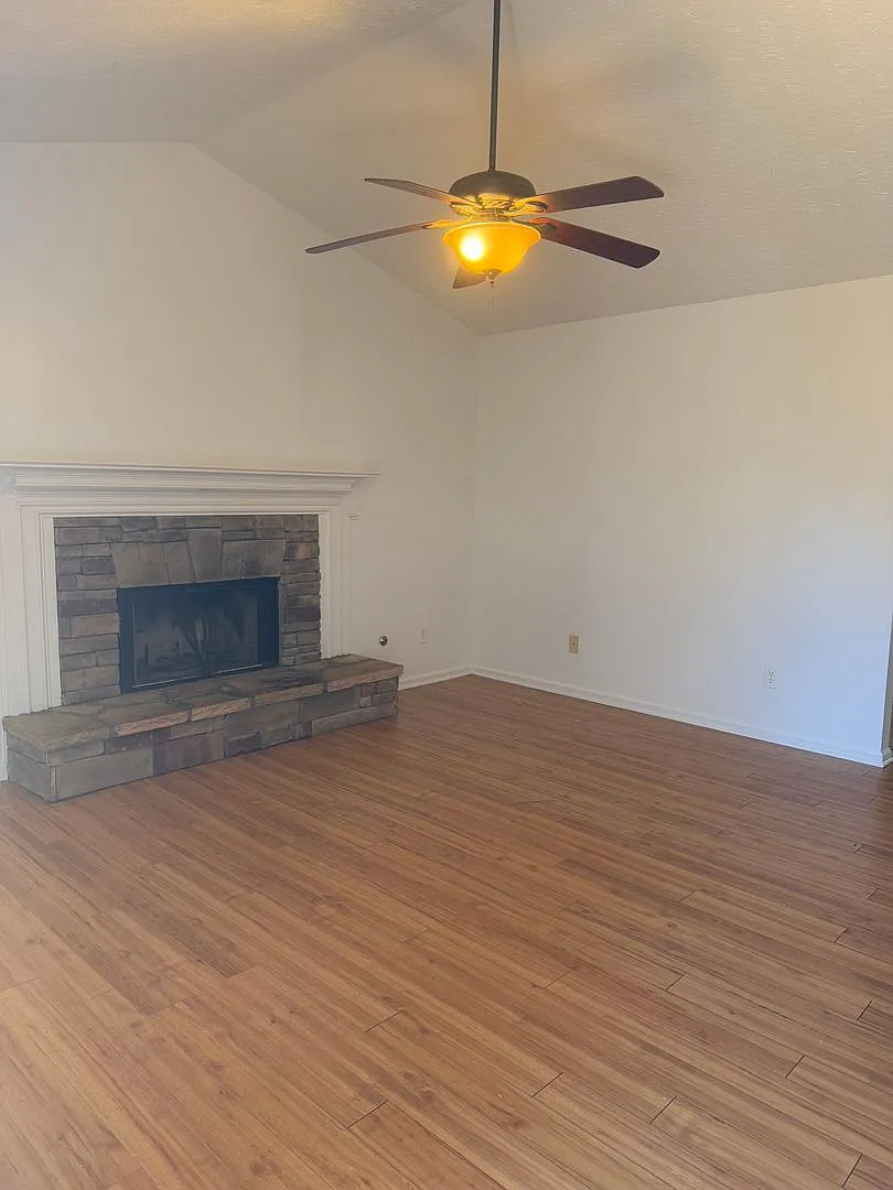 3 Bedroom 2 Bathroom Ranch Home — Photo 3
