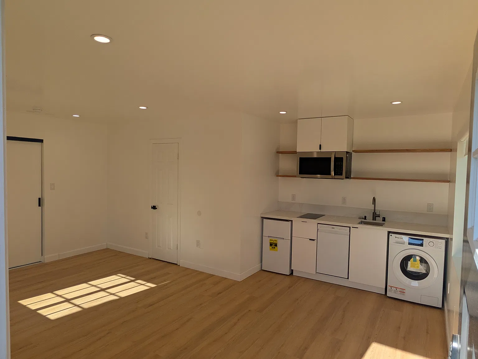 Studio, 310 sqft, $1,895 — Photo 3