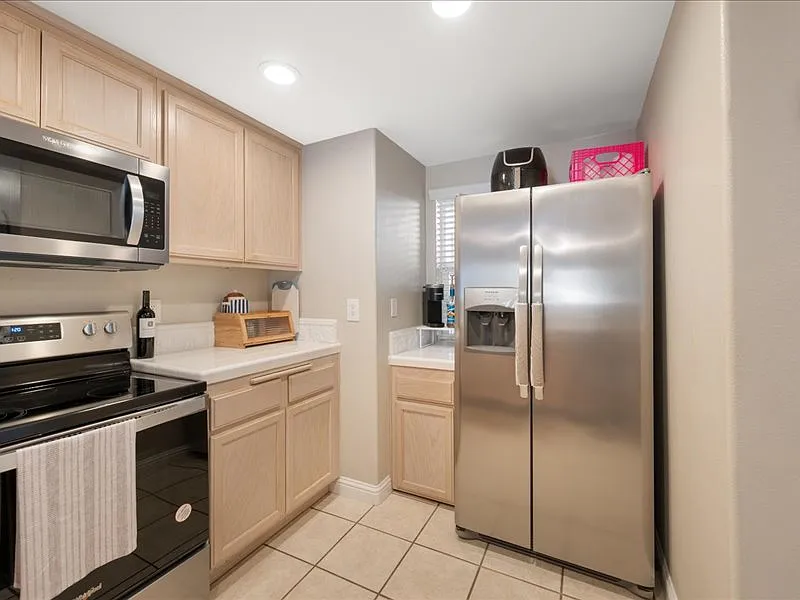 2 bed, 884 sqft, $5,000 — Photo 3