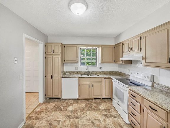 3rd image of 500 SE Diamond Ln