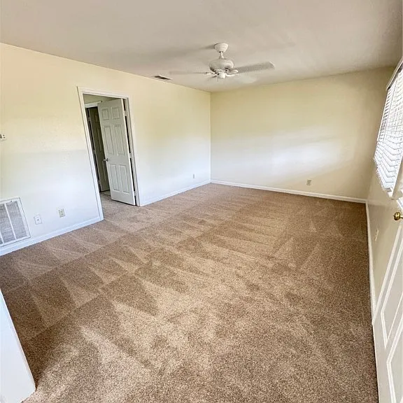 412 E Hall St — Photo 2