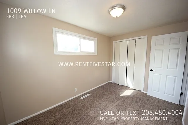1009 Willow Ln — Photo 9