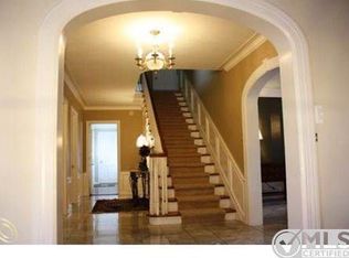 74 Oxford Rd, Grosse Pointe Shores, MI 48236