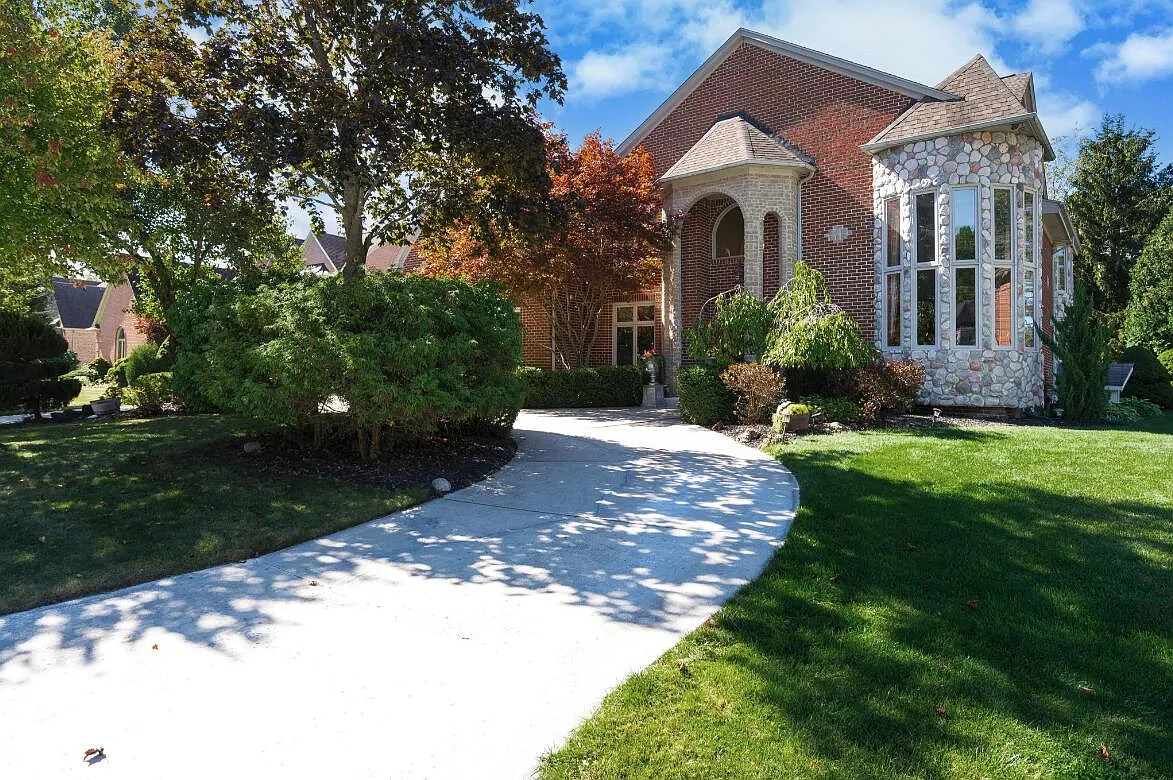 6 bed, 6.0 bath, 6138 sqft, $8,000 — Photo 2