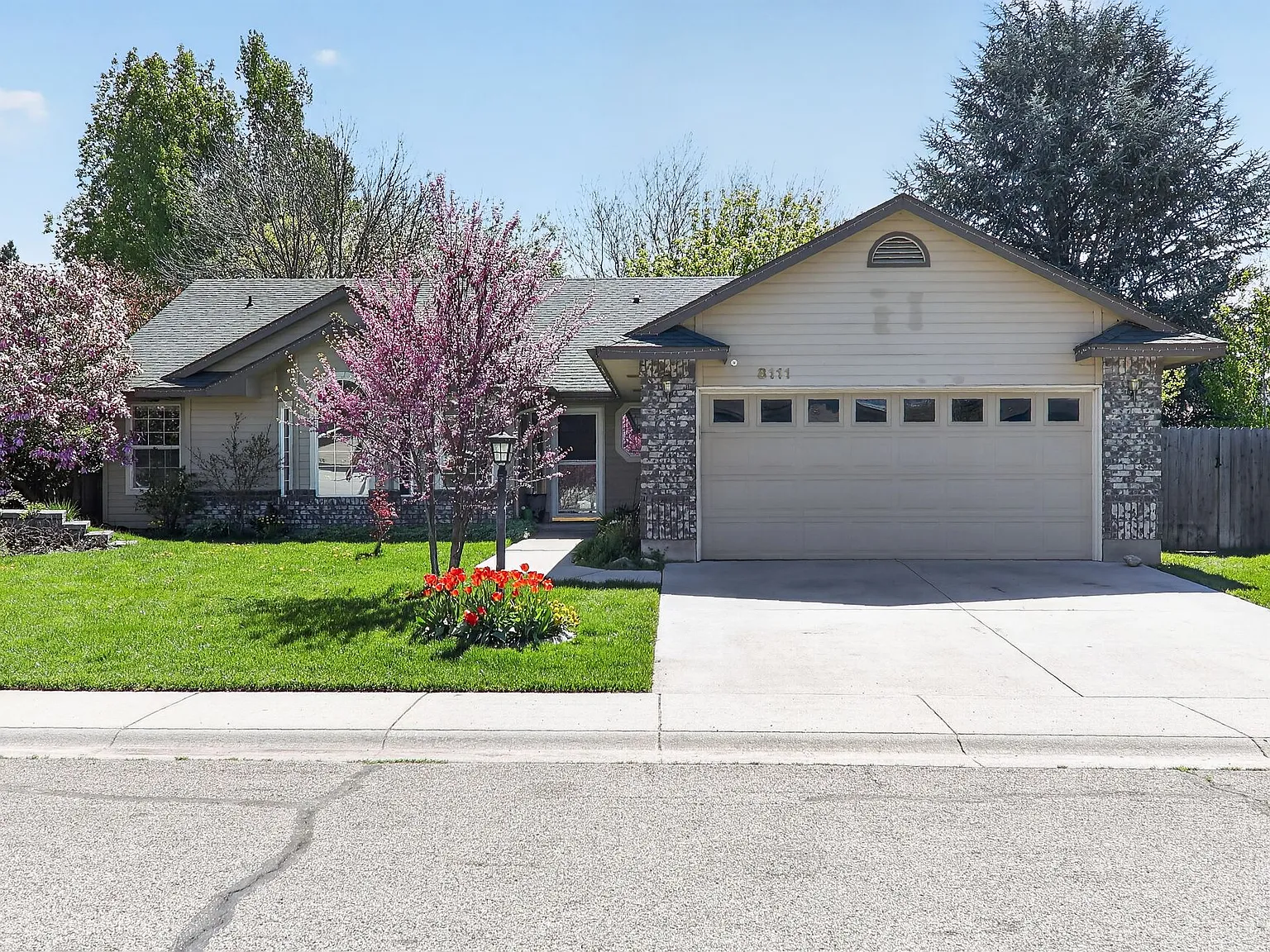 3 bed, 1833 sqft, $2,350 — Photo 2
