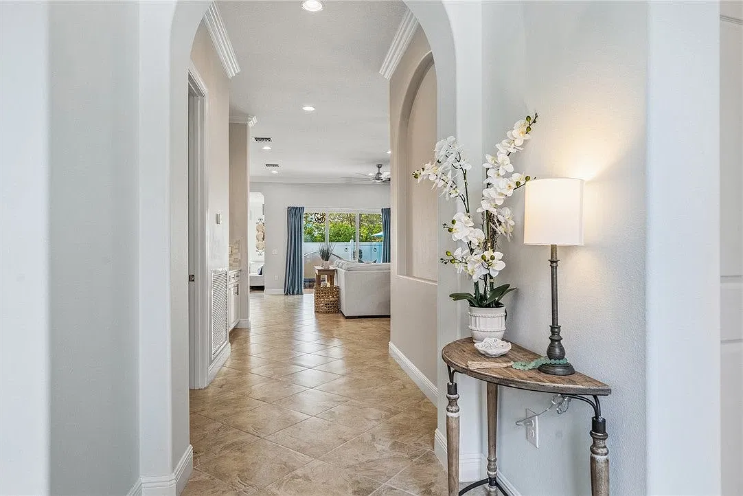 3 bed, 2.5 bath, 2436 sqft, $8,000 — Photo 2