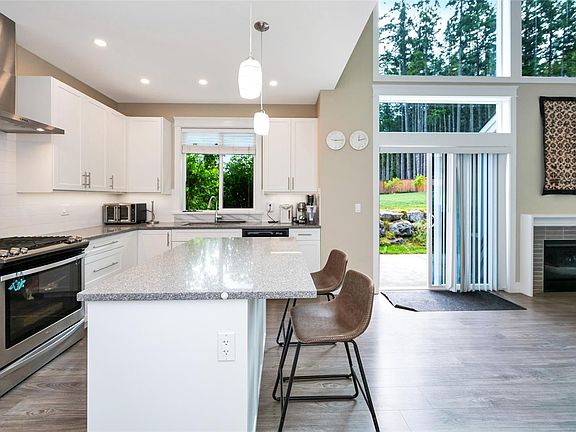 3rd image of 2466 Blairgowrie Rd