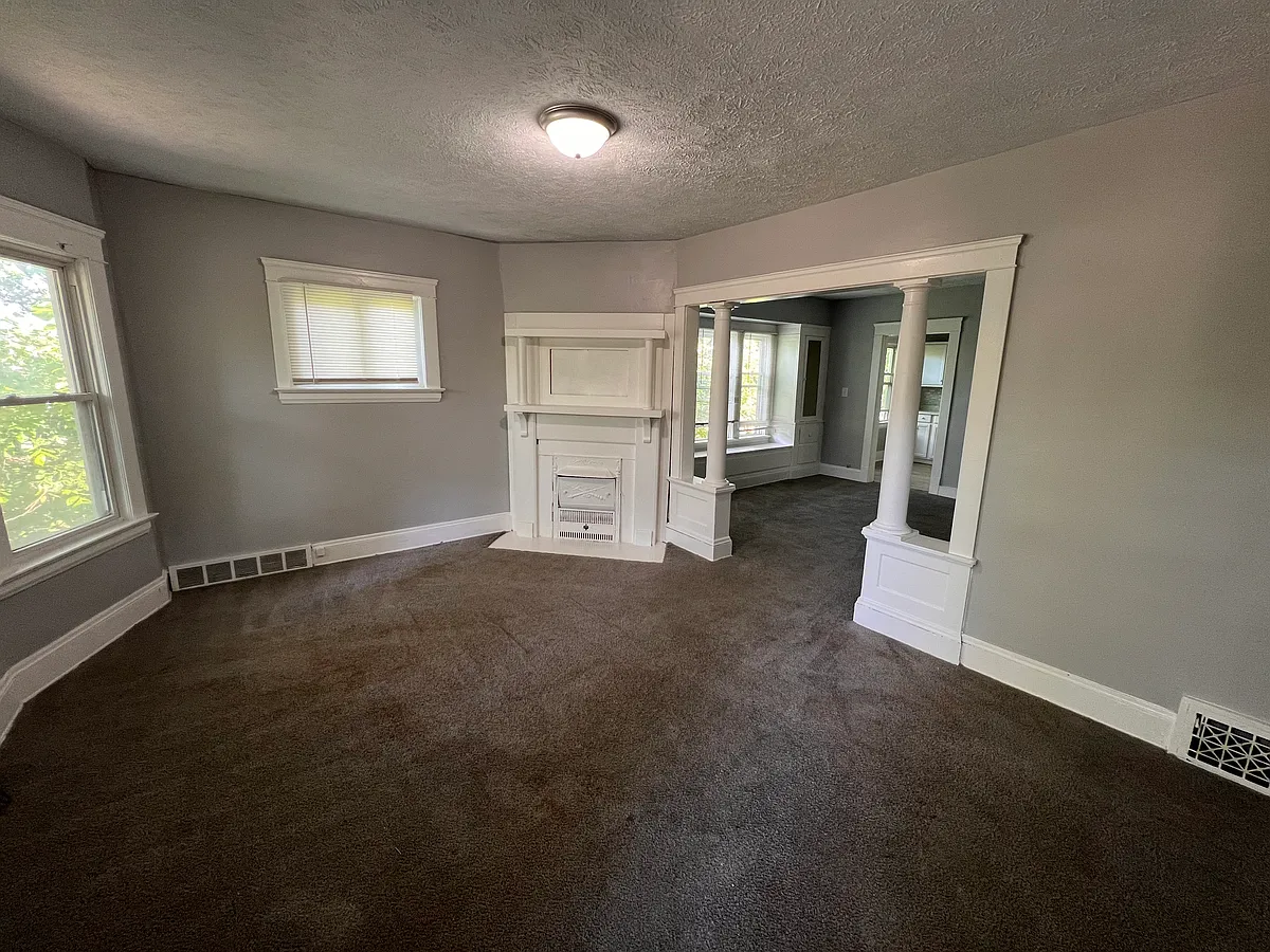 Building Photo - 9421 Parkview Ave #2
