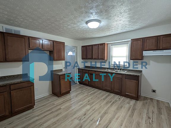 5th image of 4600 Oakridge Dr