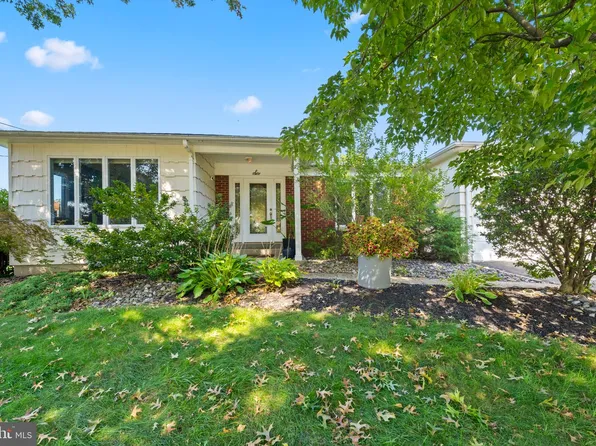6 Martin Ln, Hamilton, NJ 08619