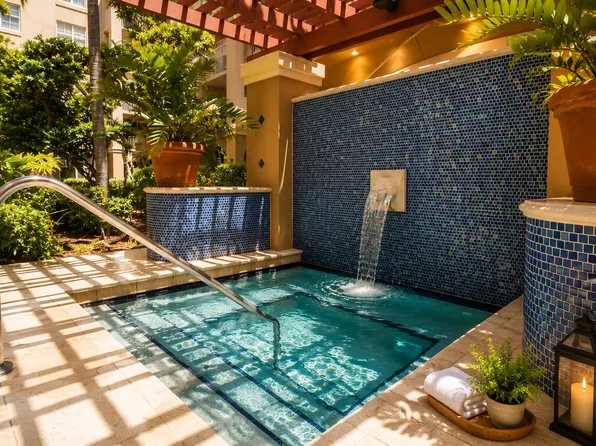 19601 E Country Club Dr, Miami, FL