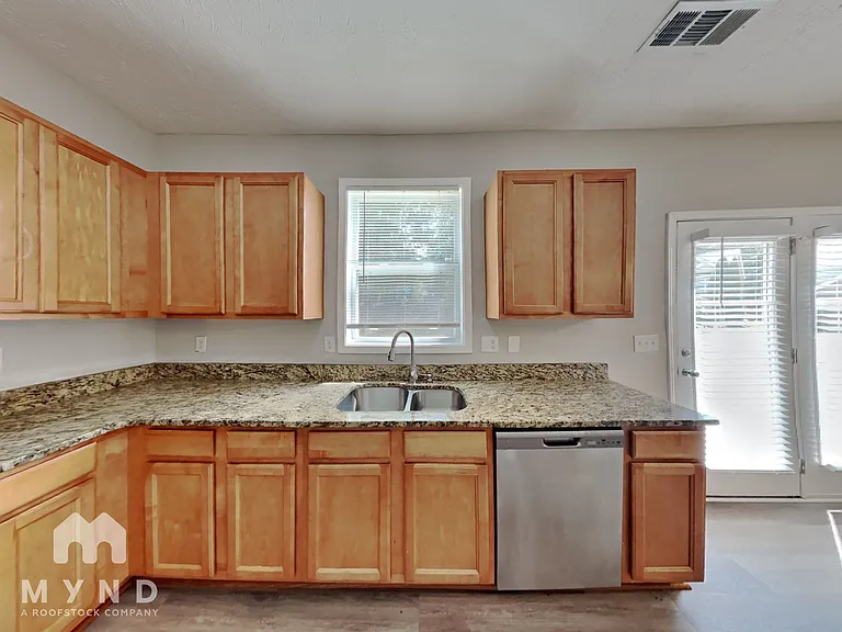 2250 Village Green Dr — Photo 3
