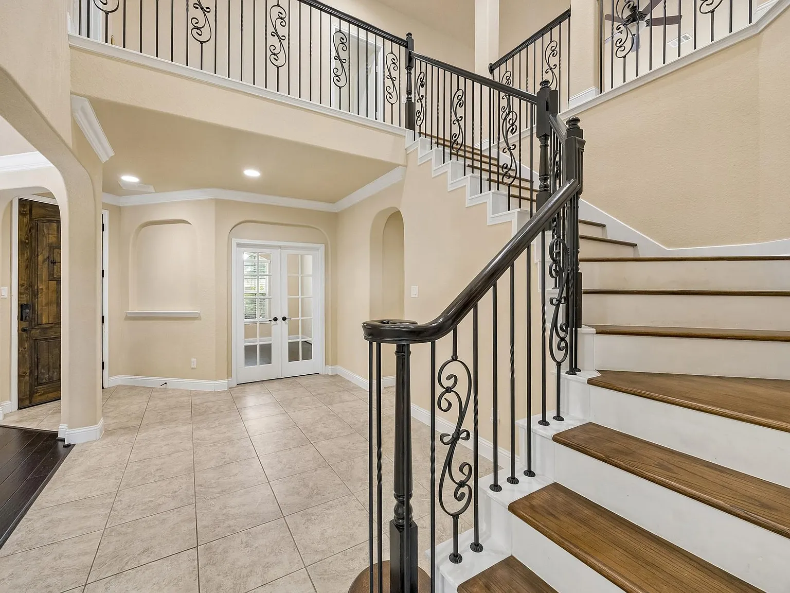 5 bed, 3.5 bath, 3424 sqft, $3,400 — Photo 2