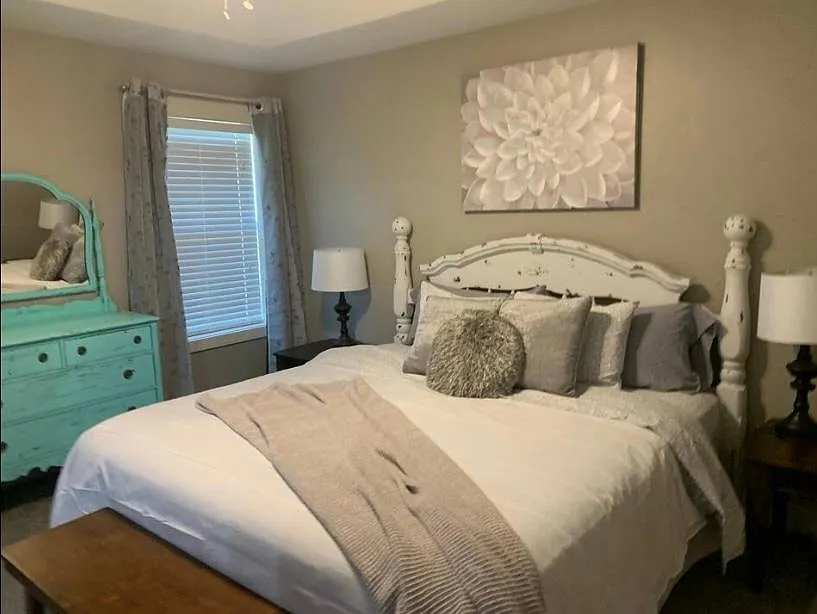 6 bed, 2900 sqft, $6,400 — Photo 2