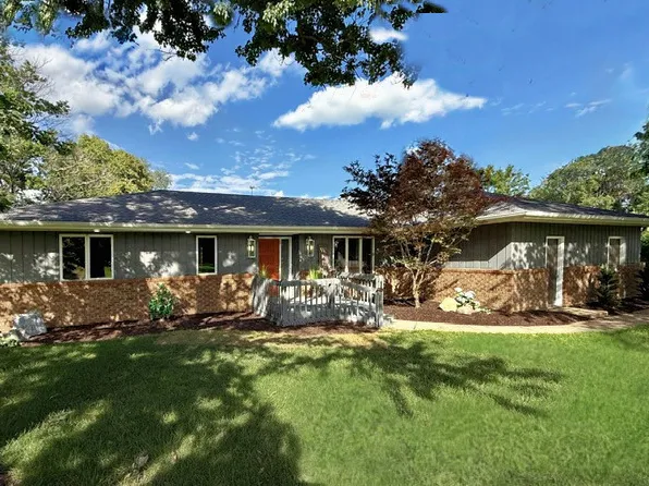 1108 Pearl Dr, Mahomet, IL 61853