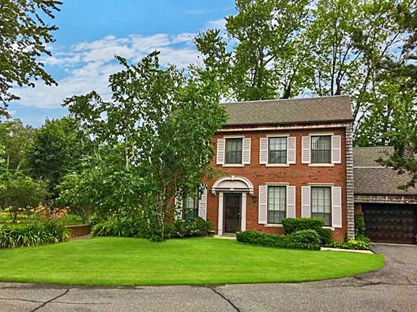 14 Admirals Dr E, Bay Shore, NY 11706