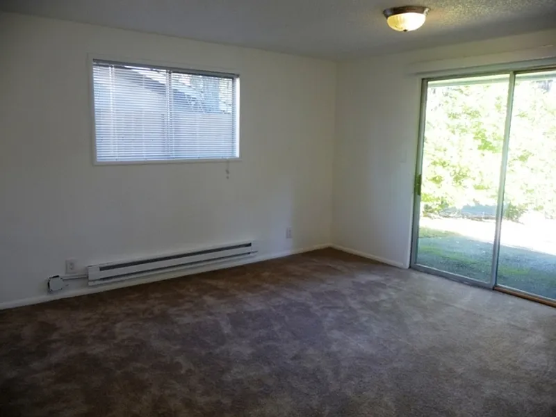 3 bed, 1.0 bath, 1181 sqft, $2,600 — Photo 3
