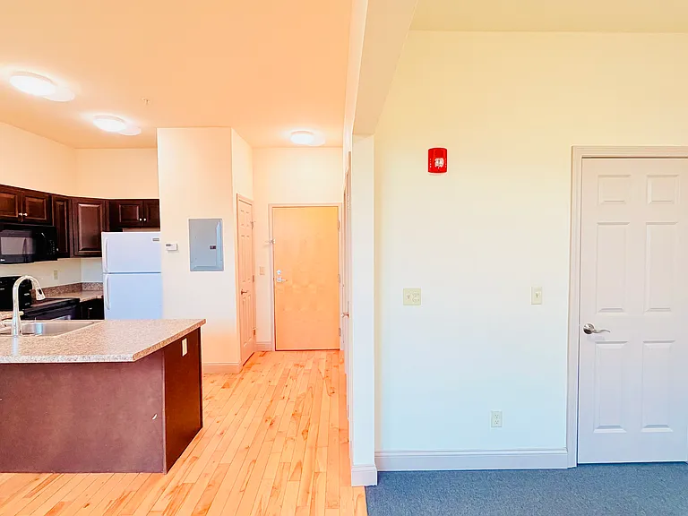 191 College St #212 — Photo 2