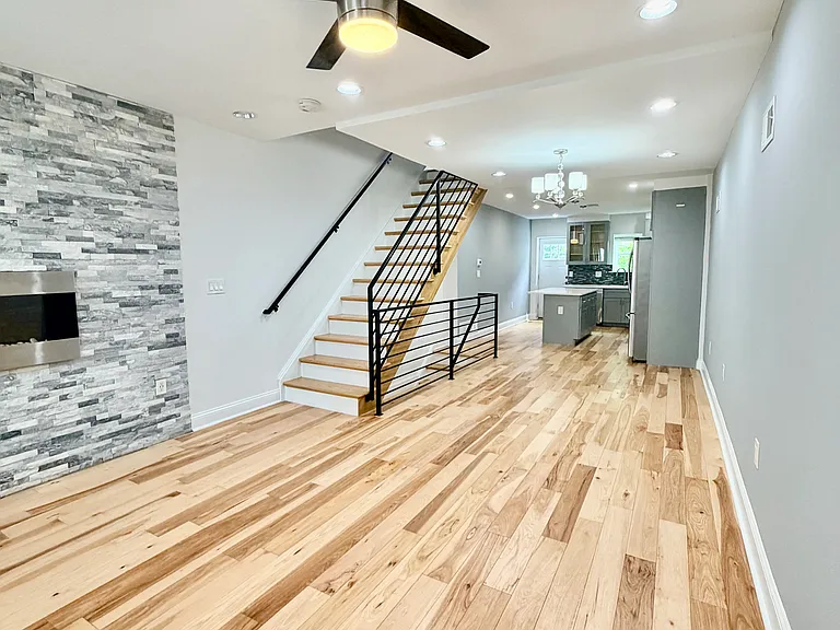 640 Emily St — Photo 2