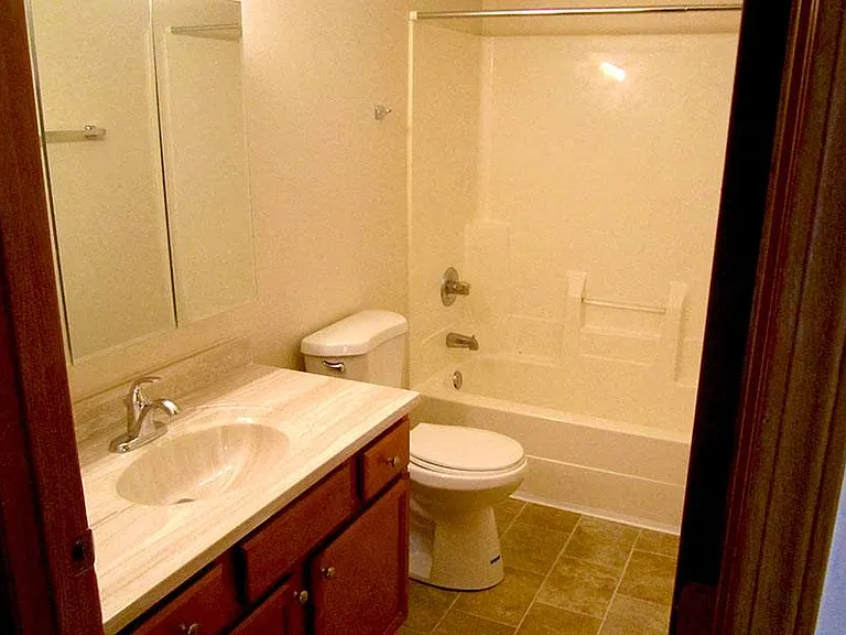 COLONIAL GARDENS APARTMENTS — Photo 11
