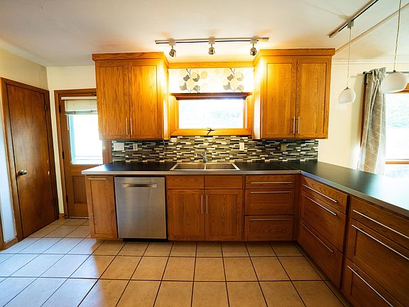 3rd image of 155 Wilson Dr