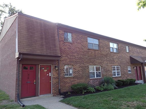 3rd image of 818 Henri Ct