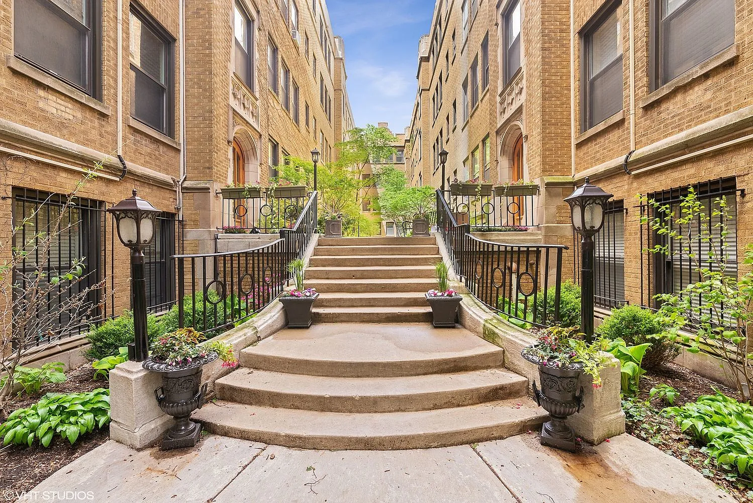 640 W Waveland Ave APT 2F photo 1