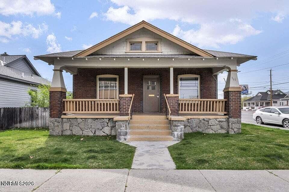 1st image of 918 W 2nd St
