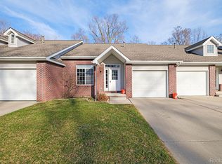 1216 Eastoak Dr, Fenton, MI
