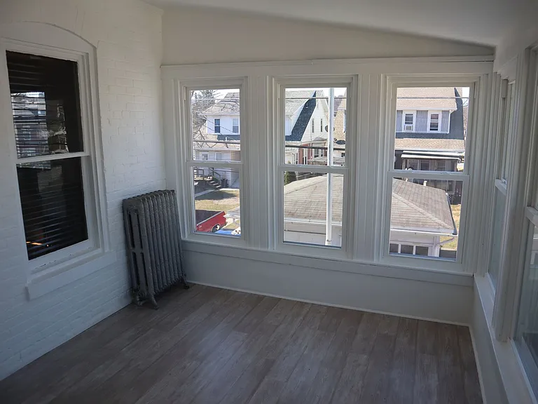 113 Reading Ave — Photo 2