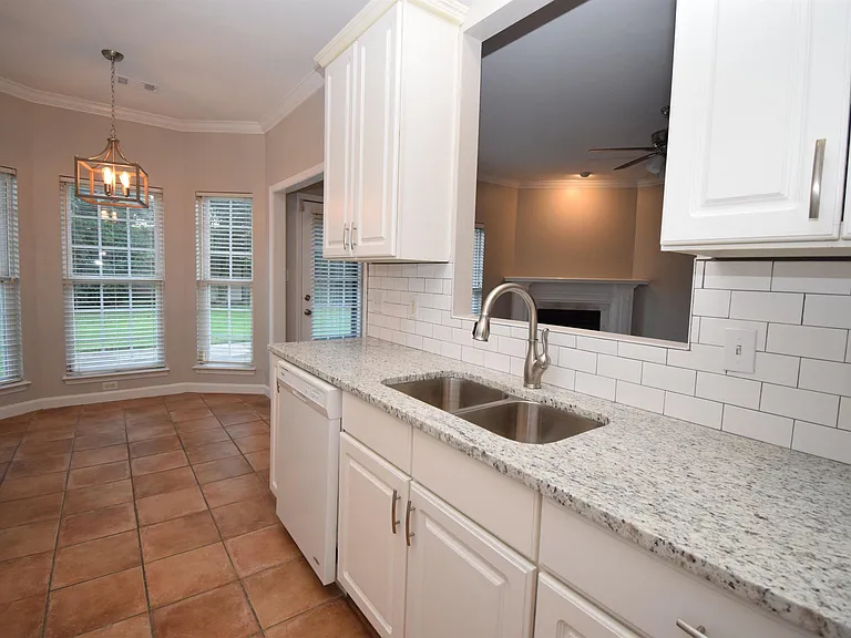 5725 Riverbirch Dr — Photo 4