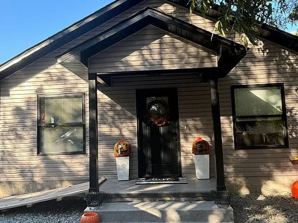 906 S Broadway St, Grove, OK 74344