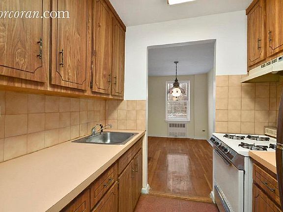 2nd image of 3512 Oxford Ave APT 4D