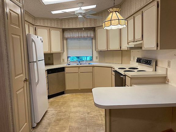 2nd image of 522 Leaf Cir