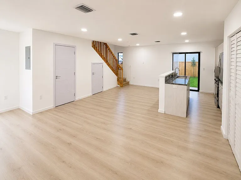 552 NW 7th St #6 — Photo 6