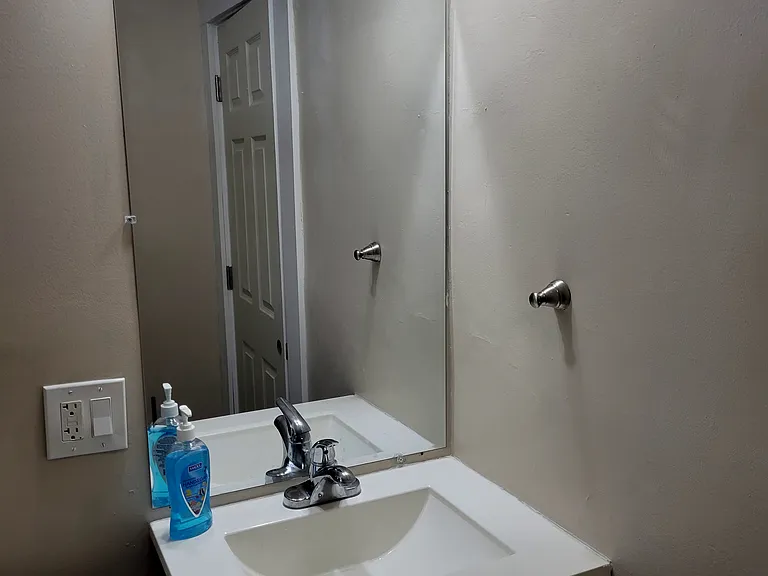 2nd floor full bath -view 3