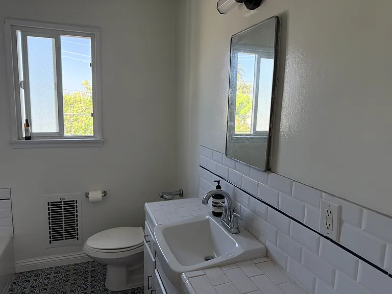 408 N Doheny Dr — Photo 25