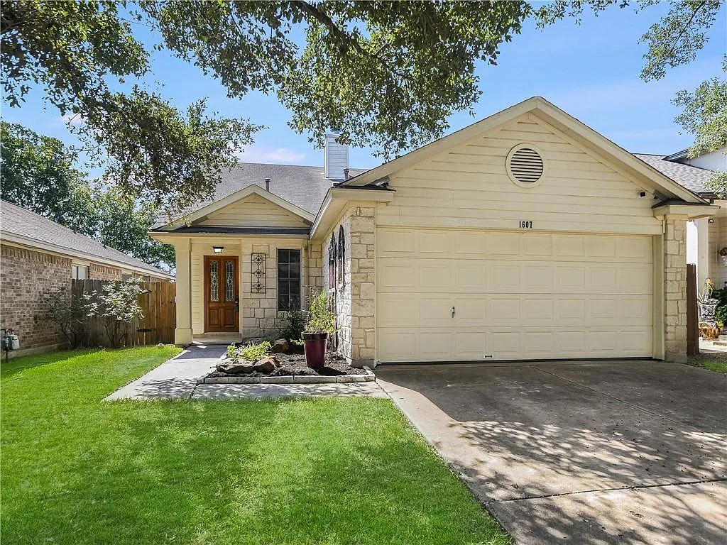 3 bed, 1474 sqft, $2,000 — Photo 1