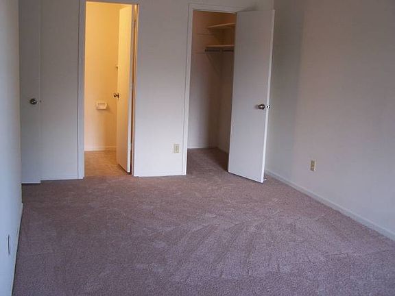 Master w walk-in & 1/2 ba