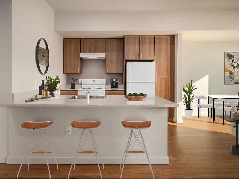 2065 S River Pkwy — Photo 3