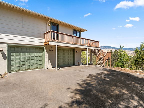 3rd image of 3404 Siskiyou Blvd
