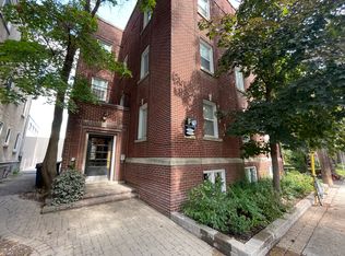 31 Regent St #1A, Ottawa, ON K1S 2R4