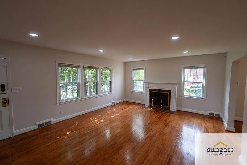 3 bed, 1.5 bath, 1760 sqft, $2,350 — Photo 2