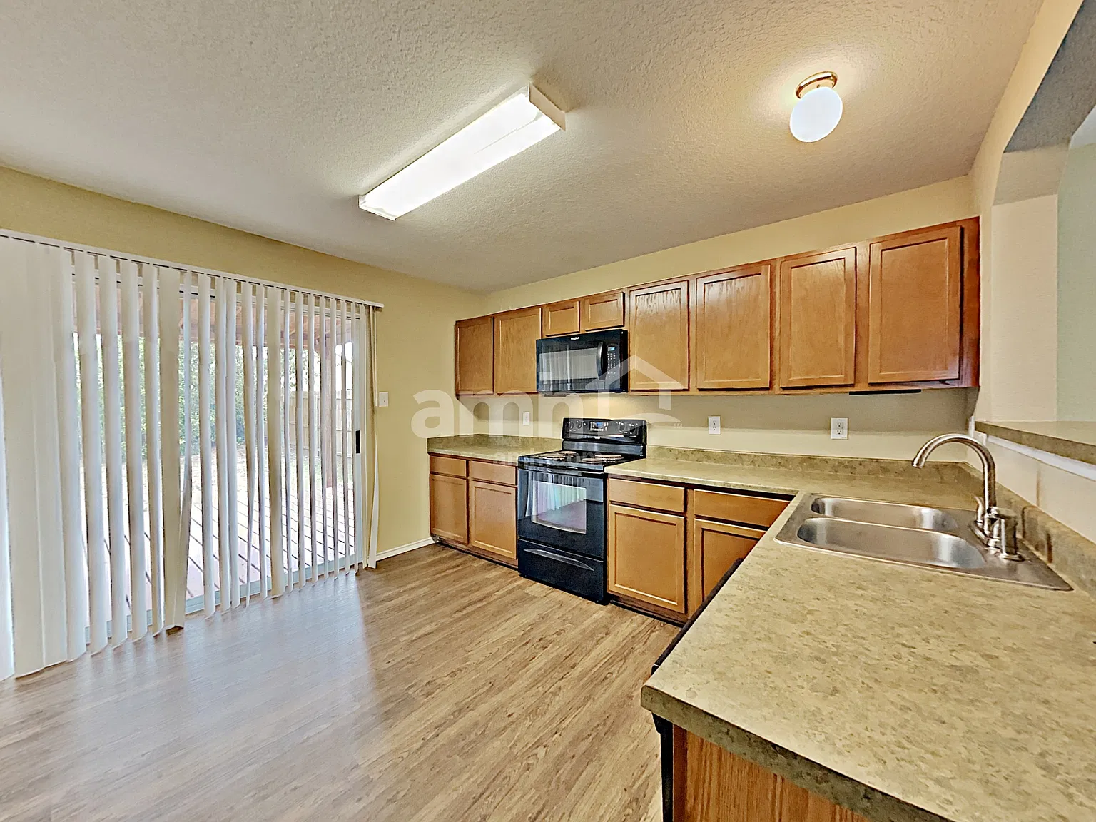 3 bed, 3.0 bath, 2044 sqft, $1,935 — Photo 3