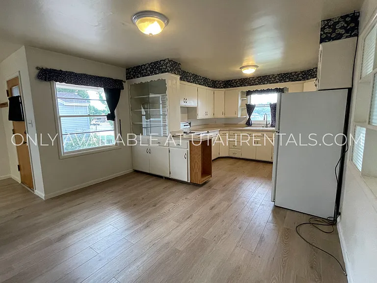 158 W 500 N — Photo 12