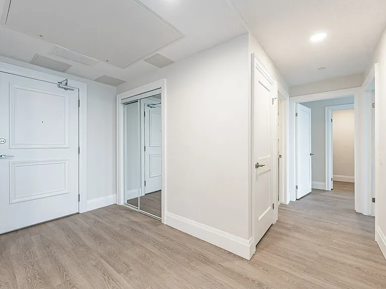 460 Columbia St W — Photo 83