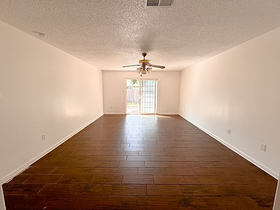 Living Room. Approx. 14x19.5ft